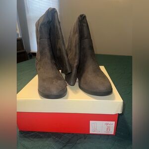 Gray suede tall boots, in size 5 women's